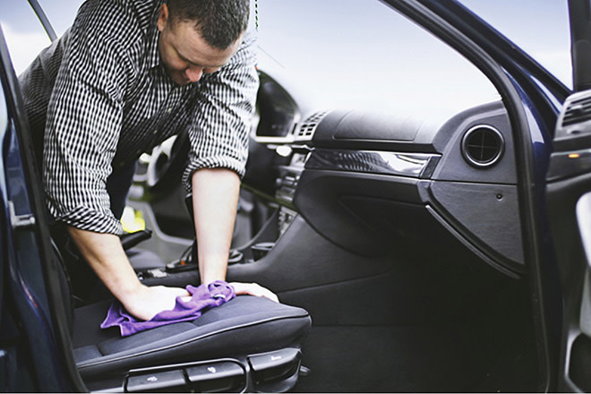 dùng khăn mềm vệ sinh 