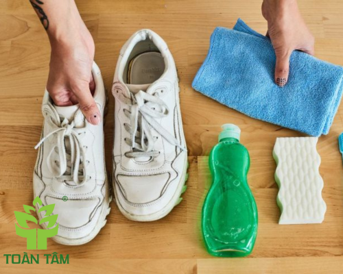 Vì sao nên giặt giày tại nhà?