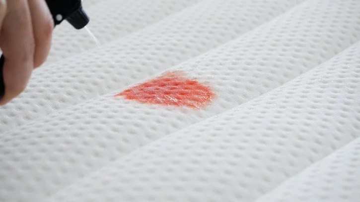 Cách xử lý vết máu trên nệm