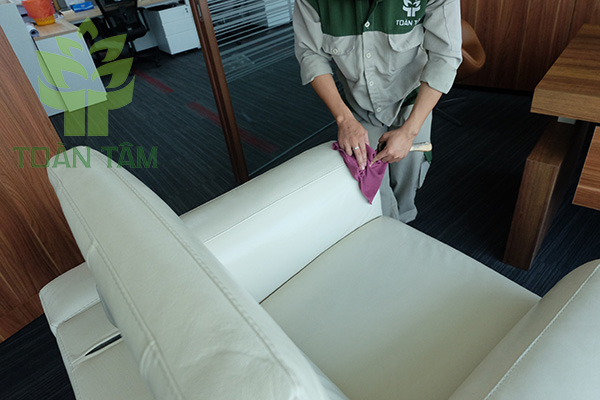 Xử lý ghế sofa da bị ướt rất đơn giản